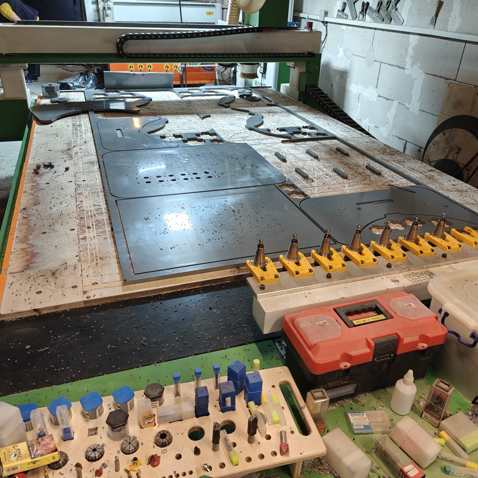 Раскрой фанеры и листов пластика