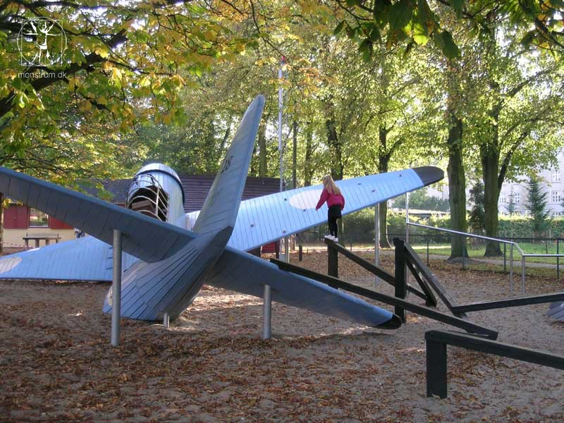 - Детский игровой комплекс «Военный самолёт» для детской площадки