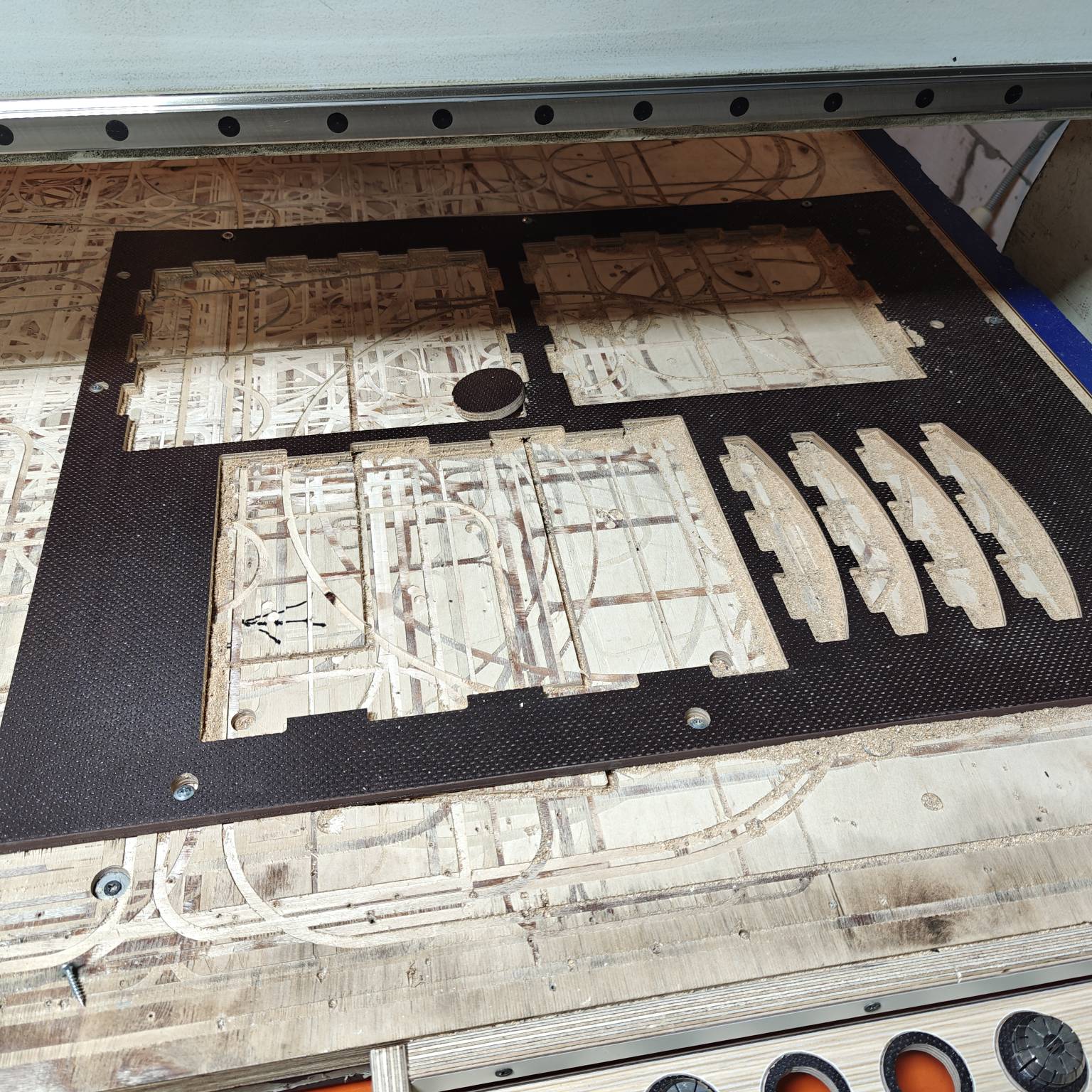 Раскрой фанеры и листов пластика