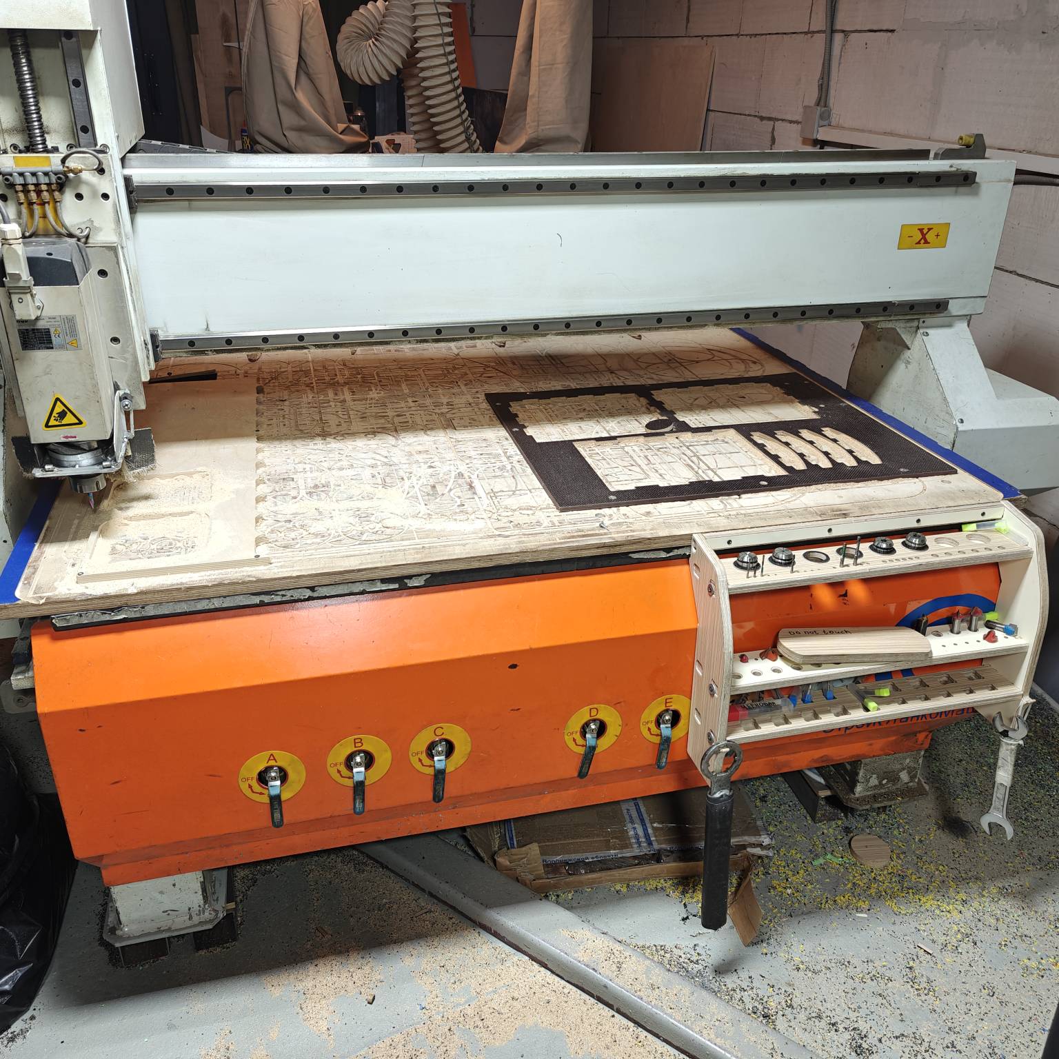 Раскрой фанеры и листов пластика