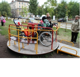 В Новосибирске установлена площадка с качелями и каруселями для инвалидов-колясочников
