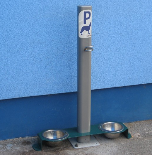 Парковка для собак с мисками для воды