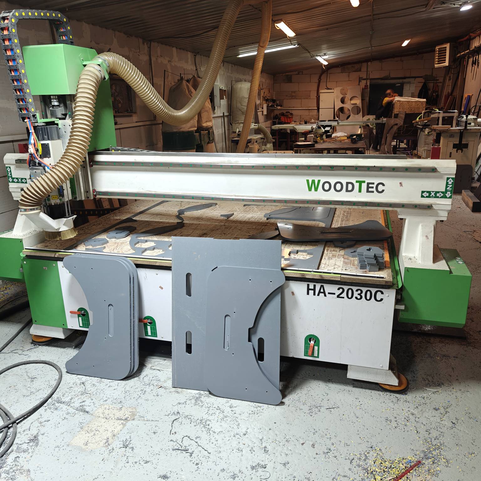 Раскрой фанеры и листов пластика