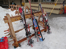 Стойка для лыж деревянная