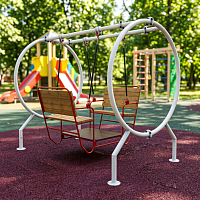 Качели для пожилых людей и детей с родителями