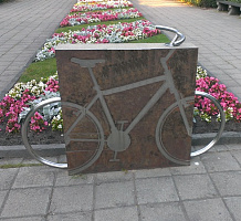 Декоративный велосипед (элемент дизайна велопарковок)