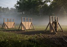 Забор с перекладинами - элемент полосы препятствий Разведчик